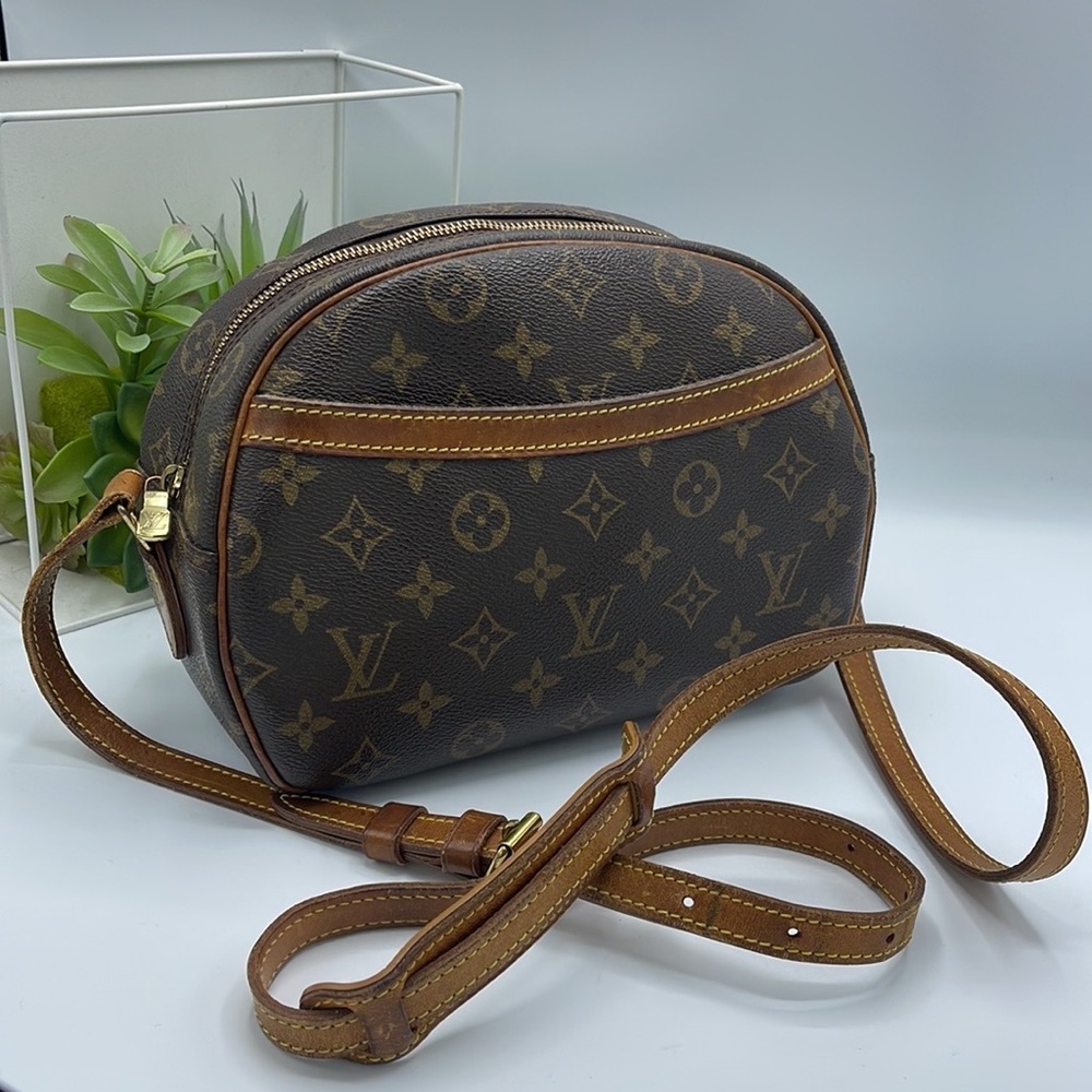 AUTHENTIC LOUIS VUITTON MONOGRAM crossbody